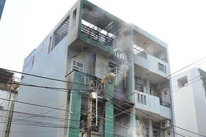 Cụ bà thoát khỏi căn nhà bốn tầng bốc cháy