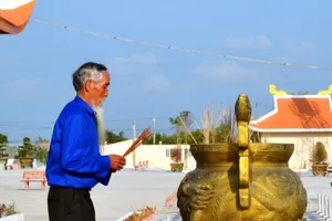 Cụ ông 71 tuổi đạp xe xuyên Việt mừng ngày thống nhất đất nước