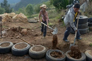 Xây nhà bằng vỏ xe cũ