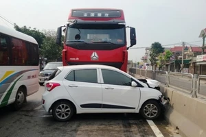 5 người trên ôtô 4 chỗ la hét khi bị tông xa 30 mét