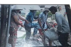 Hai phụ nữ 34 lần “khủng bố” nhà hàng xóm