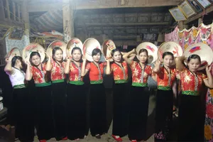 Xứ sở của người đẹp, múa xòe và thuyền độc mộc