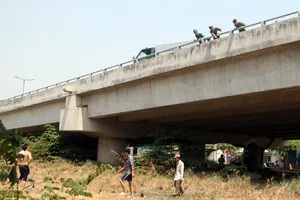 Bị truy đuổi, nghi can cướp nhảy cầu cạn