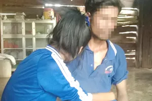 Thiếu nữ bị 2 thanh niên lẻn vào nhà hãm hiếp đến ngất xỉu