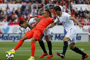 Barcelona hòa thất vọng Sevilla tại Sanchez Pizjuan