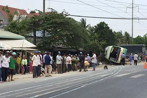 Lật xe buýt, 20 người thoát chết