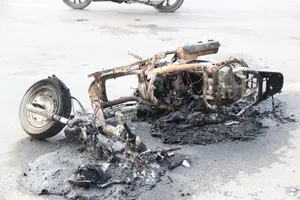 Chủ nhân tháo chạy thoát thân khi xe tay ga bốc cháy