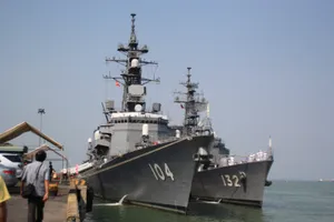 Hai khu trục hạm Nhật Bản mang vũ khí tối tân cập cảng Tiên Sa