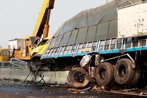 Xe tải hạng nặng 'cày nát' dải phân cách, lốp rụng tơi tả