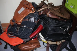 Bắt nữ ‘siêu trộm’ túi xách trong các trường học