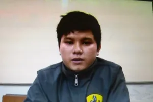 Chạy xe máy lạng lách xuyên qua lễ đài khi lãnh đạo đang đọc diễn văn