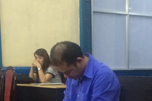 Tiêu thụ xe gian, thủ thẻ báo chí giả để xin tha phạt