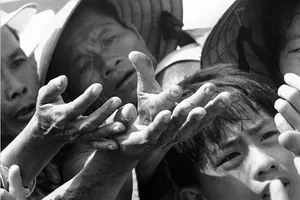 Đau thương chiến tranh qua những bàn tay