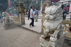 Phế bỏ sư tử đá lai căng ra khỏi đền thờ Liễu Hạnh