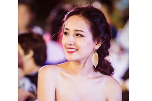 Mai Phương Thúy khoe vai thon