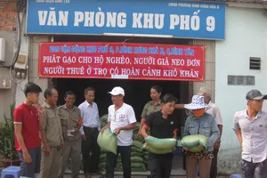 Trao 1,5 tấn gạo cho bà con nghèo