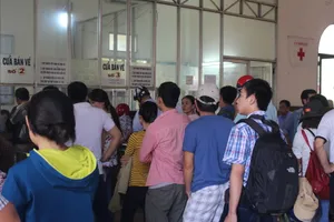 Tàu, xe chật kín khách sau kỳ nghỉ dài ngày