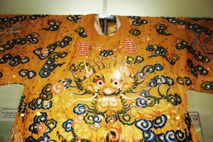 Trưng bày trang phục của vua, quan triều Nguyễn