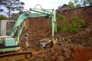 Xe taxi bị vùi lấp, tài xế thoát nạn