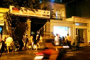 Lính cứu hỏa xông vào đám cháy cứu bà cụ 95 tuổi