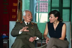 Nữ nhà báo Mỹ tháp tùng Đại tướng về lại chiến trường