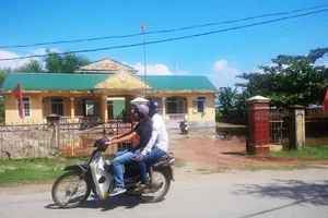 Cách chức phó chủ tịch xã hai lần dùng bằng giả