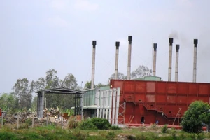 Dân bức xúc chặn xe chở rác, chính quyền họp báo khẩn 