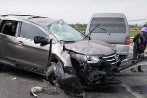 Xe con lao qua dải phân cách, 4 người bị thương