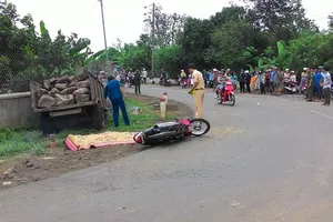 Một người đàn ông bị máy cày cán chết