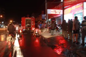 Cháy lớn phía sau phòng giao dịch ngân hàng