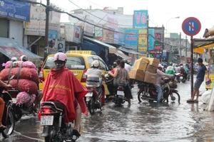 Người Sài Gòn 'gồng mình' sau cơn mưa lớn