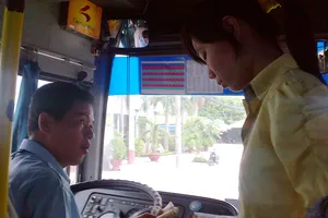 Gắn camera chống móc túi, sàm sỡ trên xe buýt