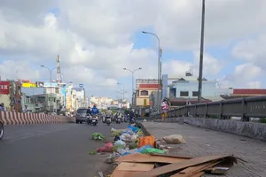 Rác thải vứt ngổn ngang trên cầu Chợ Cầu