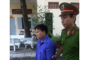 Bấm huyệt cho bé nhỏ rồi giở trò đồi bại