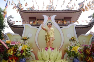 Thành phố rực rỡ màu sắc giữa mùa lễ Phật Đản