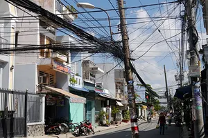 Luồn lách "vườn" cột điện ngổn ngang giữa đường