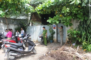 Một bảo vệ chết trong tư thế treo cổ trên cây bàng