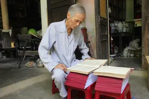 Hiến tặng tư liệu về Hoàng Sa – Trường Sa do Nhật Bản ấn hành