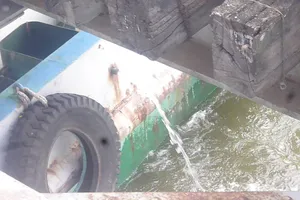 Tàu mắc kẹt dưới cầu đường sắt Bình Lợi 