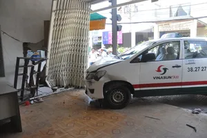 Vinasun lên tiếng vụ taxi tông sập nhà dân