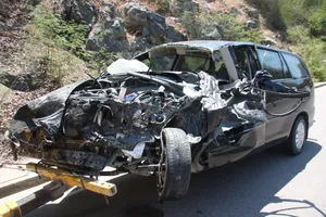 Ôtô chở người nước ngoài bẹp dúm đầu sau cú lao vào container 