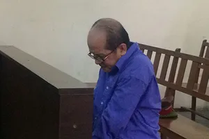 Chở giúp bé gái đi học rồi nhiều lần xâm hại