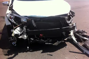 Xe tập lái tông nát đầu xe bốn chỗ