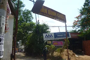 Tấm bảng cổng chào treo lơ lửng gây nguy hiểm 