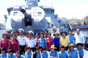 Tặng 40 suất học bổng cho học sinh Trường Sa