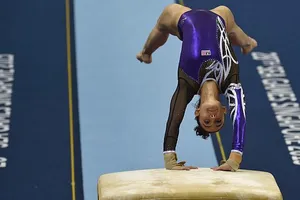 HCV vẫn bị “ném đá” tơi tả