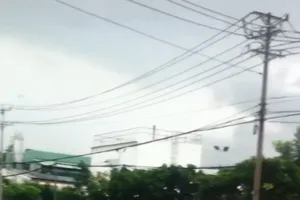 Xe máy va chạm với container, một người tử vong