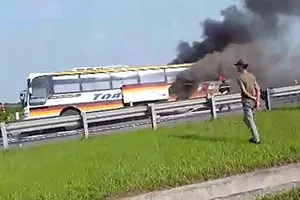 Xe khách đang lưu thông, bỗng bốc cháy dữ dội