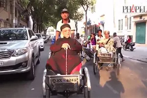 Clip GS Trần Văn Khê dạo Sài Gòn bằng xích lô nói chuyện văn hóa