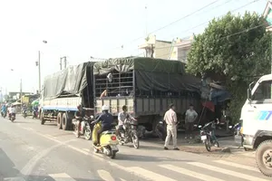 Tài xế ngủ gật, xe tải tông vào nhà dân